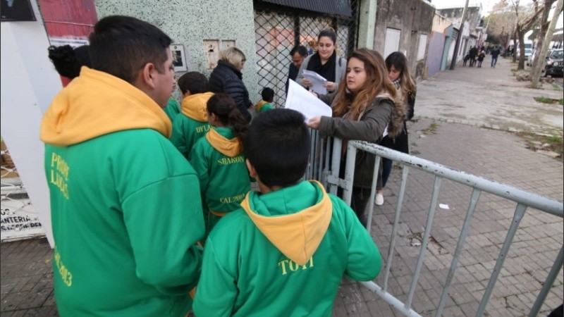 Los chicos llegando al club.