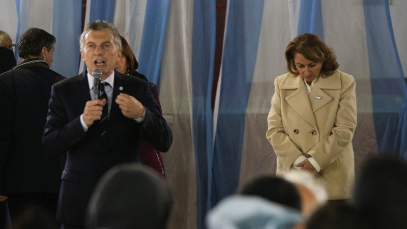 Gestos cruzados, una imagen que grafica el desencuentro en el Día de la Bandera.