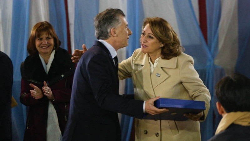 El Presidente le dio una placa a Mónica Fein en la finalización del acto en el club de zona sur.