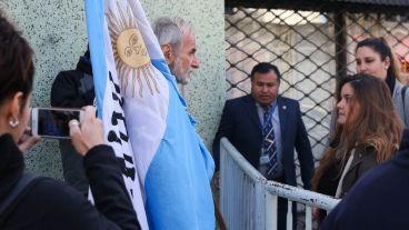 Un hombre quiso entrar al club pero le dijeron que era solo para invitados.