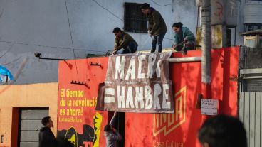 El mensaje desde el techo de "Inga", sede del Partido Comunista.