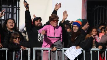 Afuera hubo cantos a favor y en contra el presidente.