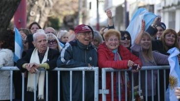 Afuera hubo cantos a favor y en contra el presidente.