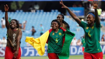 La selección de fútbol femenino de Camerún festejan la victoria ante Nueva Zelanda.