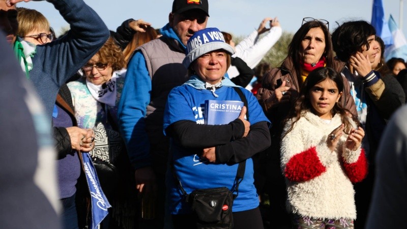 Una mujer con libro y gorro.