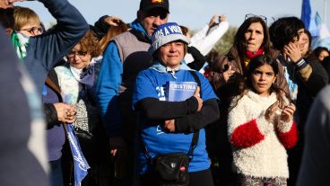 Una mujer con libro y gorro.