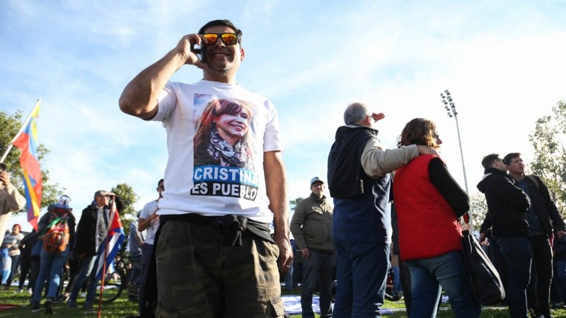 Los asistentes con remeras de Cristina.