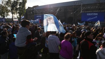 Pantallas gigantes para ver la presentación del libro.