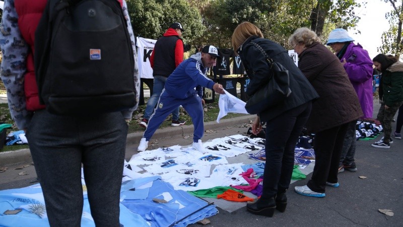 La venta de pañuelos y banderas alusivas a la ex presidenta se vendieron en todo el parque.