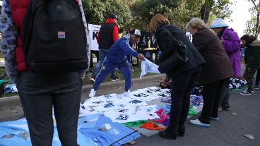 Los comerciantes se quejan de la venta de productos en la calle.