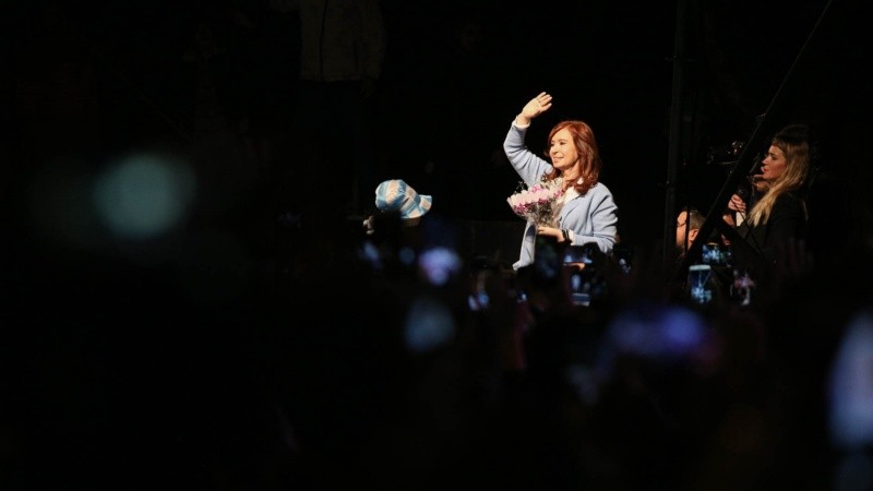 La ex presidenta salió a saludar a los militantes.