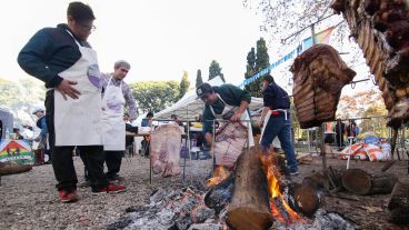 Fuego para el asado en una jornada helada.