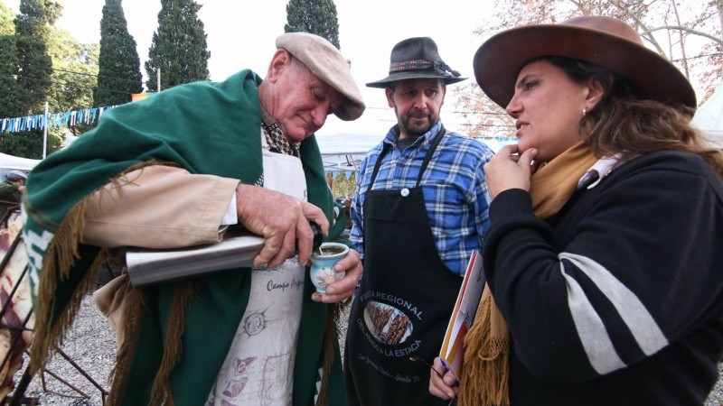 Mate y poncho, todo bien criollo.