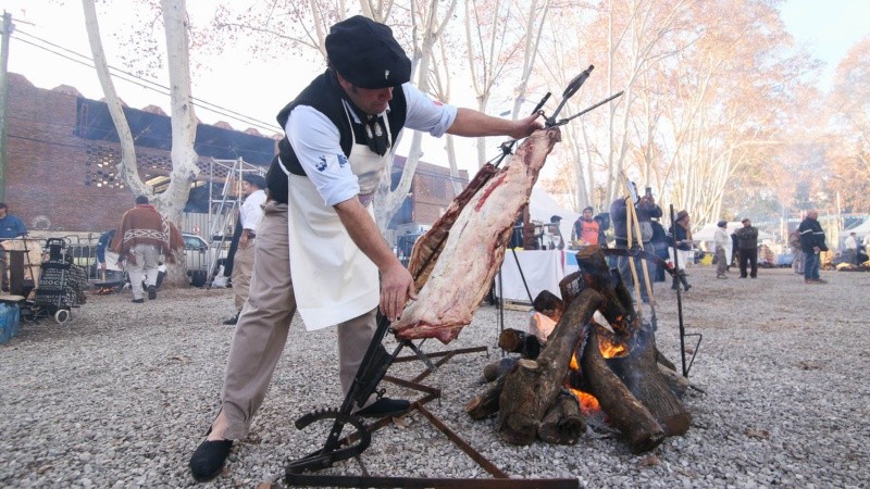 Los asadores arrancaron bien temprano el jueves patrio.