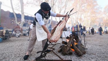 Los asadores arrancaron bien temprano el jueves patrio.
