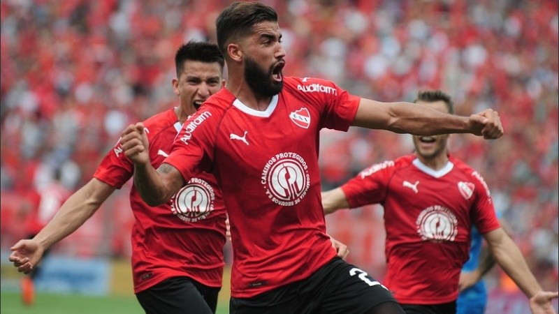 Brítez grita uno de sus goles con la casaca de Independiente.