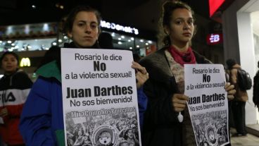"Juan Darthés no sos bienvenido", el mensaje en el centro de Rosario.