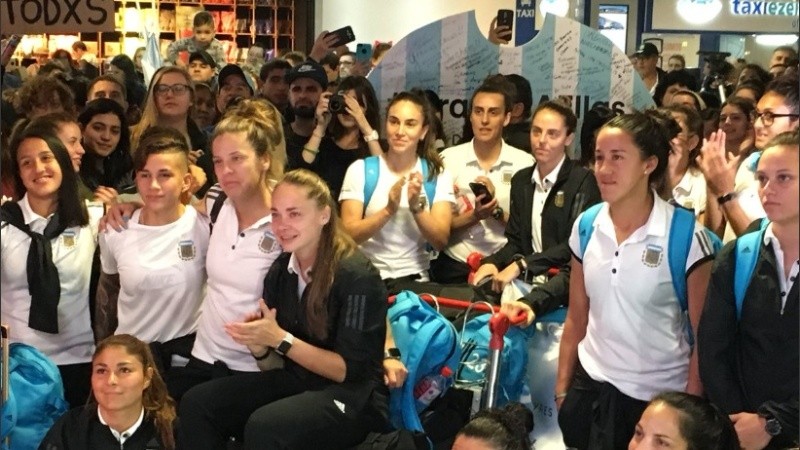La emoción de las jugadoras argentinas al llegar a Ezeiza. 