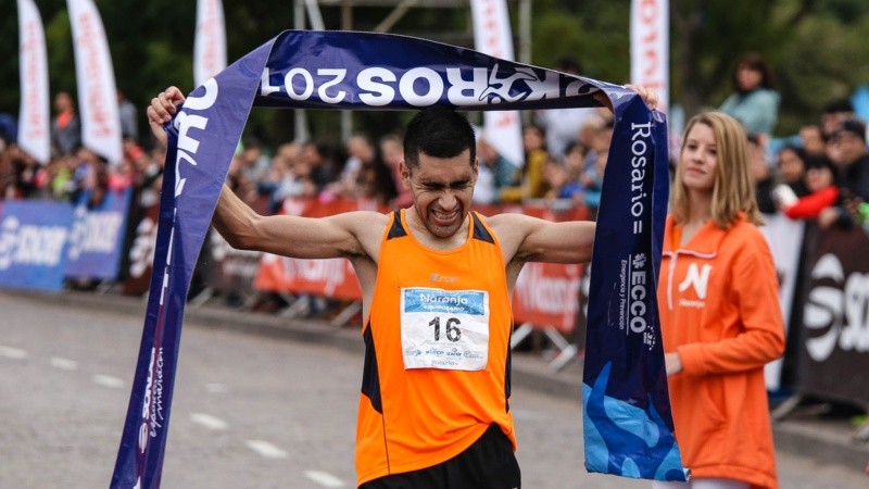 El corredor Edgar Ríos, de 38 años y oriundo de Esquel, se quedó con la prueba de los 42 kilómetros.