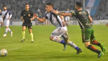 Detrás de la acción de juego, el árbitro Franklin.