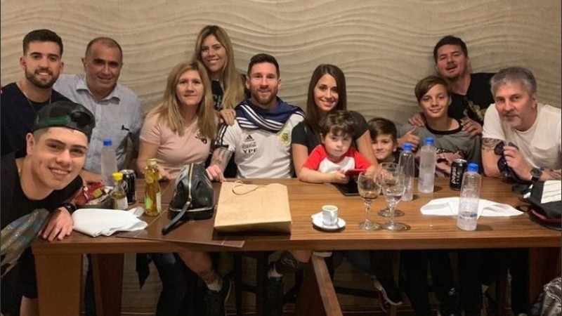 La familia de Leo lo acompañó en el día de su cumpleaños.