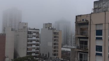 La densa niebla cubriendo los pisos superiores de los edificios en Rosario.
