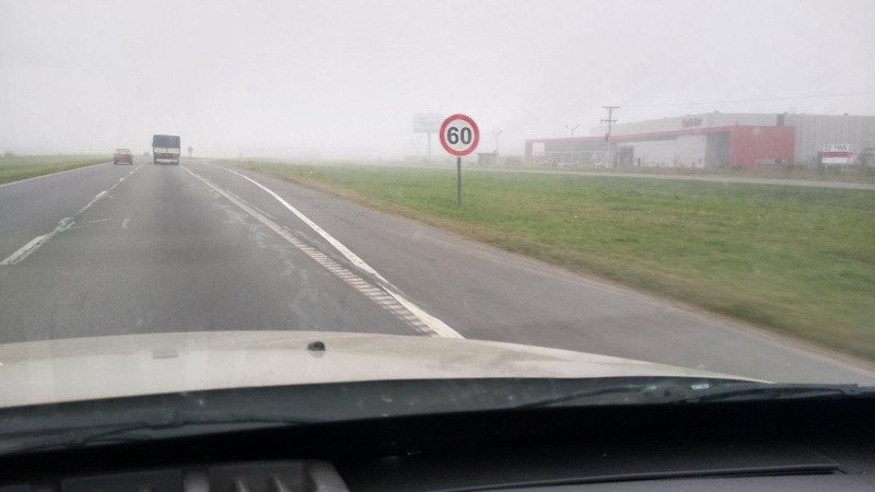 Densa niebla en las rutas y autopistas de la región. 
