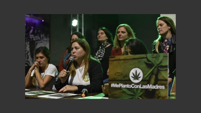 La conferencia de prensa de las mamás que buscan aliviar los síntomas de sus hijos.