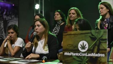 La conferencia de prensa de las mamás que buscan aliviar los síntomas de sus hijos.