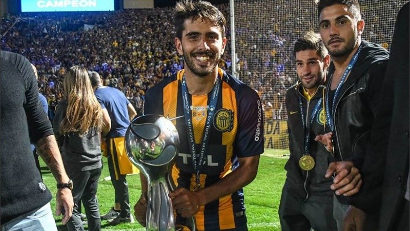 Bettini en su momento más feliz: junto a la Copa Argentina del año pasado.