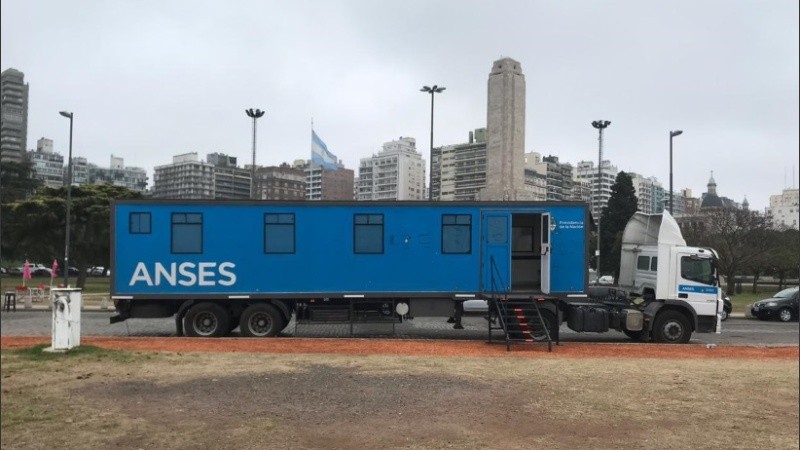 La oficina móvil de la Ansés se instaló en el parque a la Bandera. 