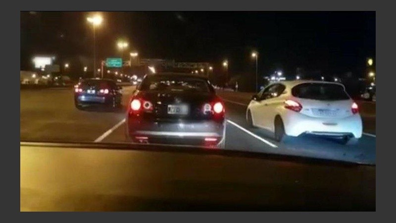 Los autos corrían a gran velocidad por una vía tan transitada como Panamericana. 