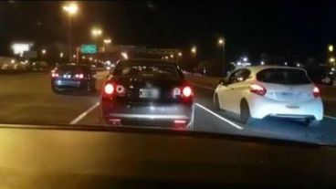 Los autos corrían a gran velocidad por una vía tan transitada como Panamericana.