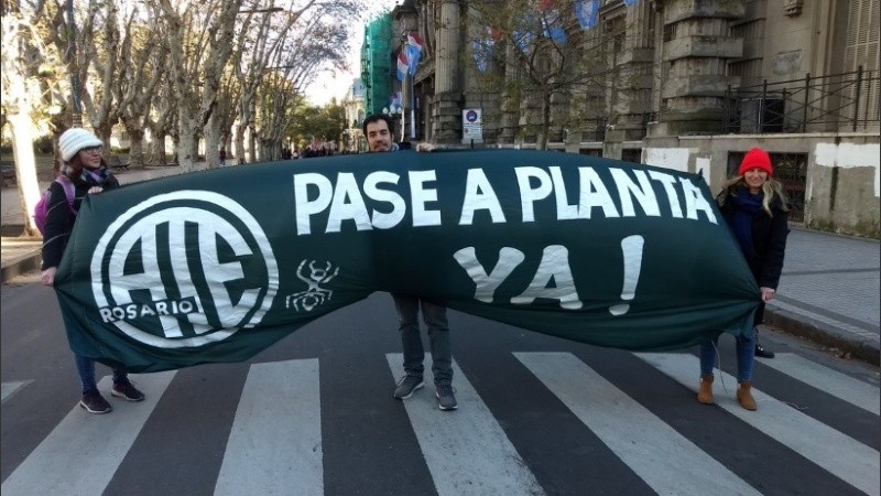 El reclamo frente a la sede local de Gobernación.
