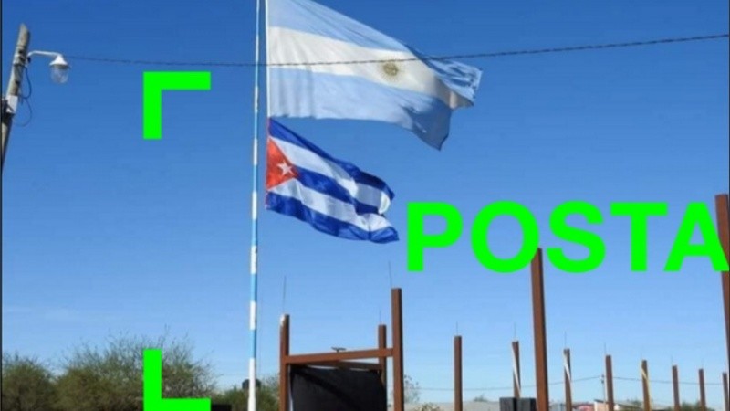 El acto escolar con las dos banderas.