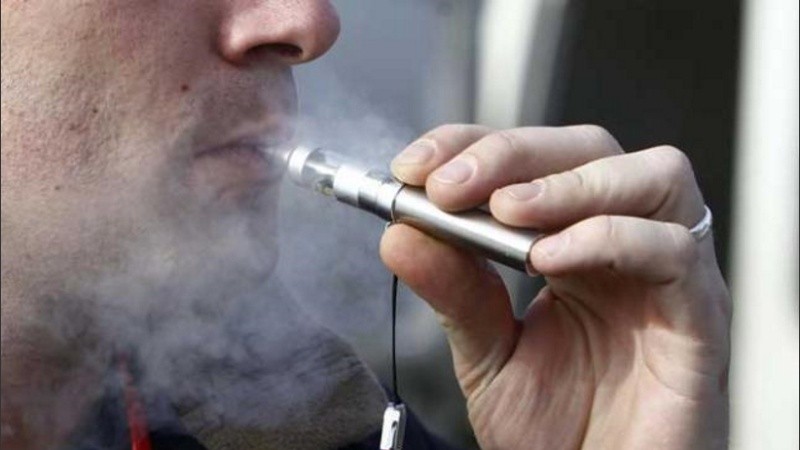El vapor del cigarrillo aumenta el riesgo de enfermedades pulmonares. 