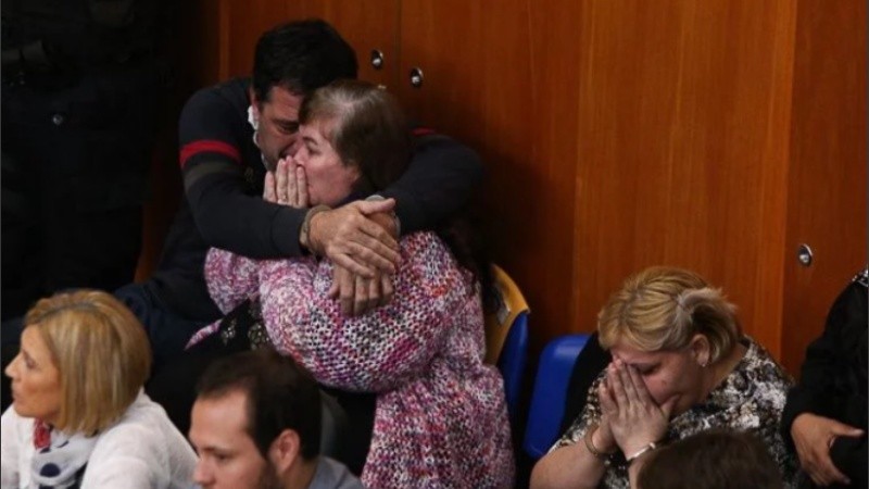 Michl, que ahora sale en libertad, abrazada con su esposo Gabriel Strumia durante el juicio