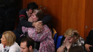 Michl, que ahora sale en libertad, abrazada con su esposo Gabriel Strumia durante el juicio