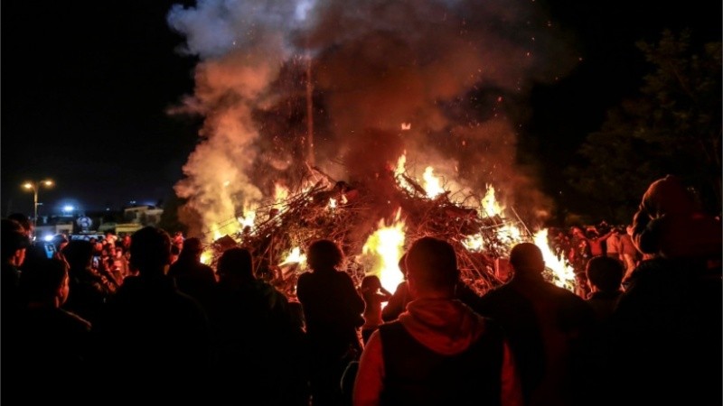 Una postal de la fogata de San Pedro y San Pablo.