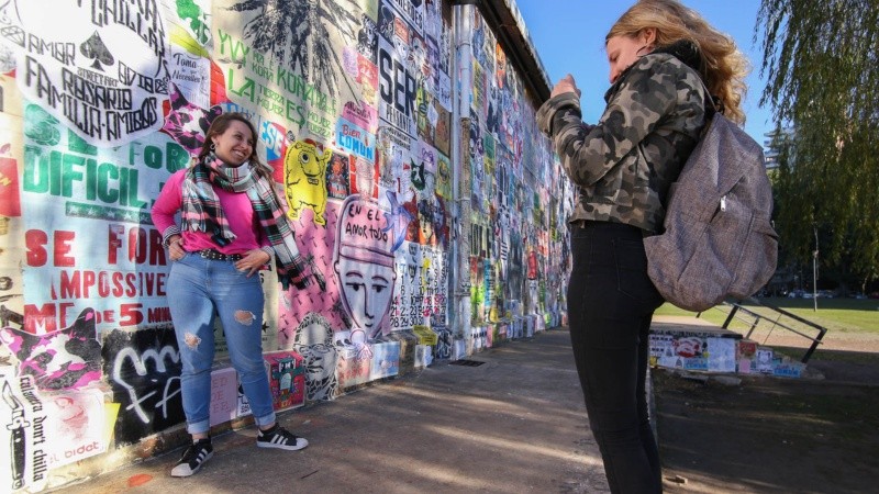 Así quedaron las dos paredes intervenidas por artistas de todo el país en los galpones del CEC.