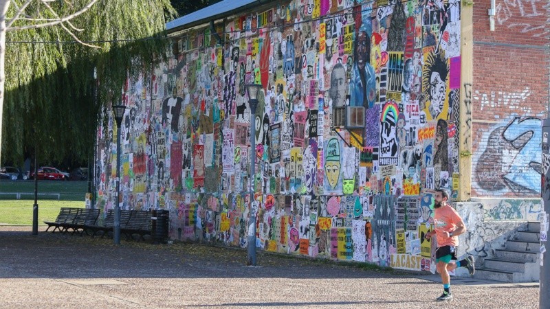 Así quedaron las dos paredes intervenidas por artistas de todo el país en los galpones del CEC.