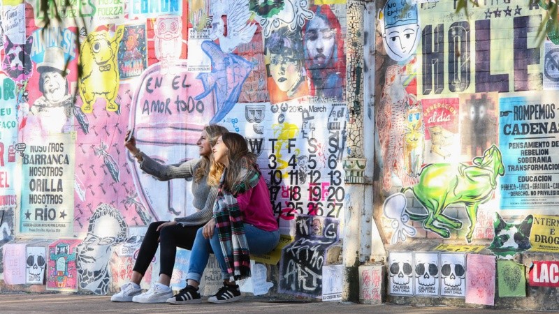 Así quedaron las dos paredes intervenidas por artistas de todo el país en los galpones del CEC.