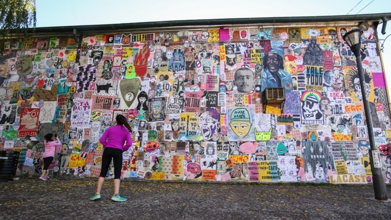 Así quedaron las dos paredes intervenidas por artistas de todo el país en los galpones del CEC.
