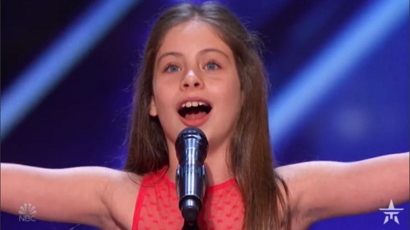 La pequeña eclipsó al público con su voz angelical. 
