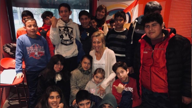 Analía Bocassi tuvo visitas en la FM Vida antes de prepararse para el noticiero.