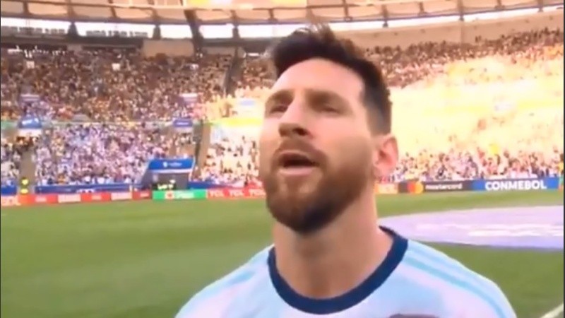 Y un día, en el Maracaná, Messi cantó el himno.