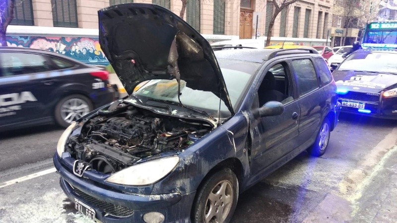 Así quedó el auto, incendiado en su parte delantera.