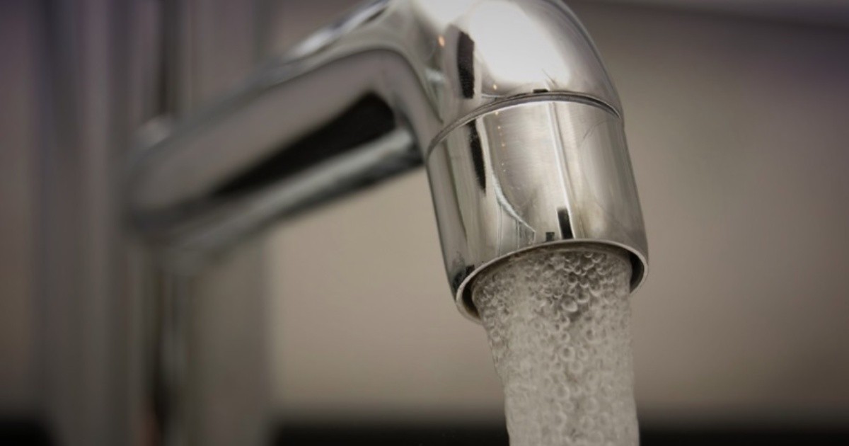 Por qué tiene olor y otro sabor el agua de la canilla en estos días: la
