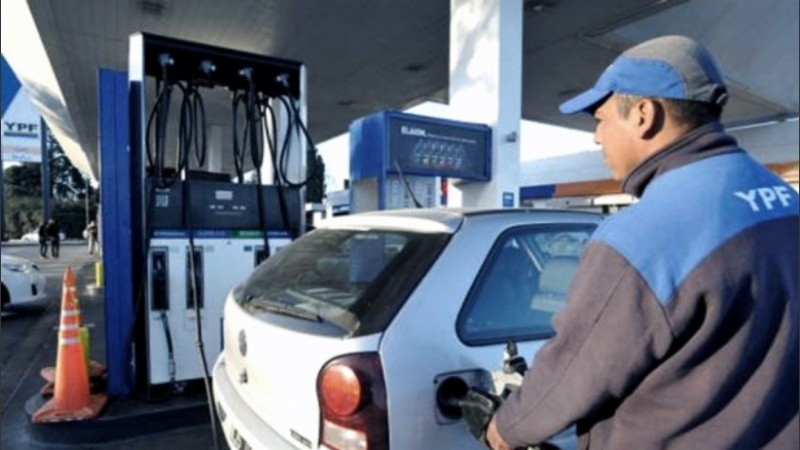 La petrolera YPF incrementó 0,2% las naftas súper y premium.