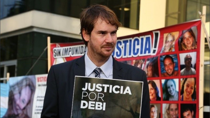 Adrián reclama justicia por su hermana Débora.